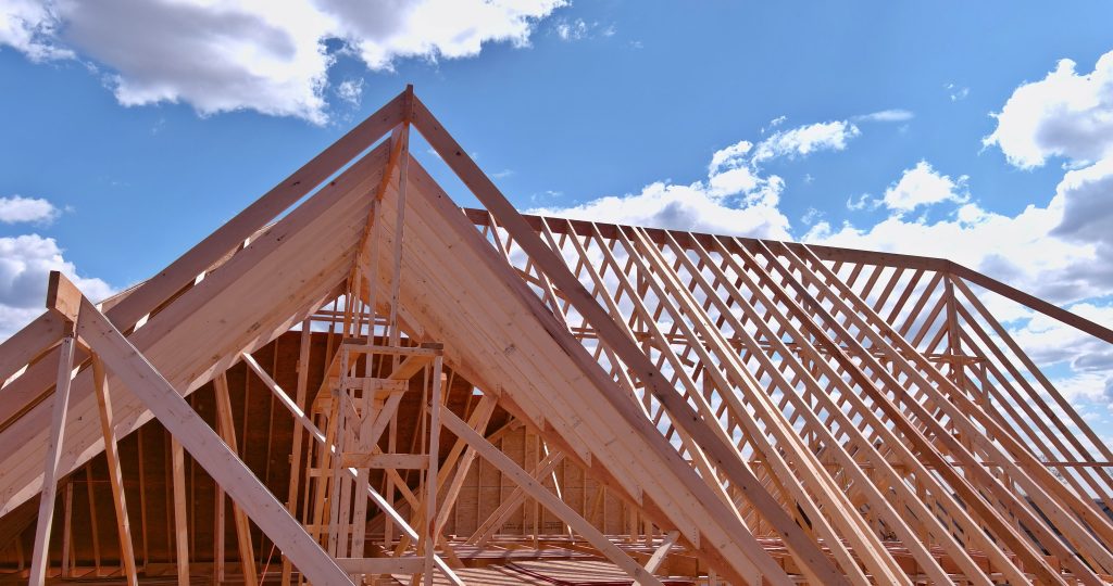 gros-plan-nouveau-baton-construit-maison-construction-sous-structure-charpente-ossature-bois-maison-1024x540